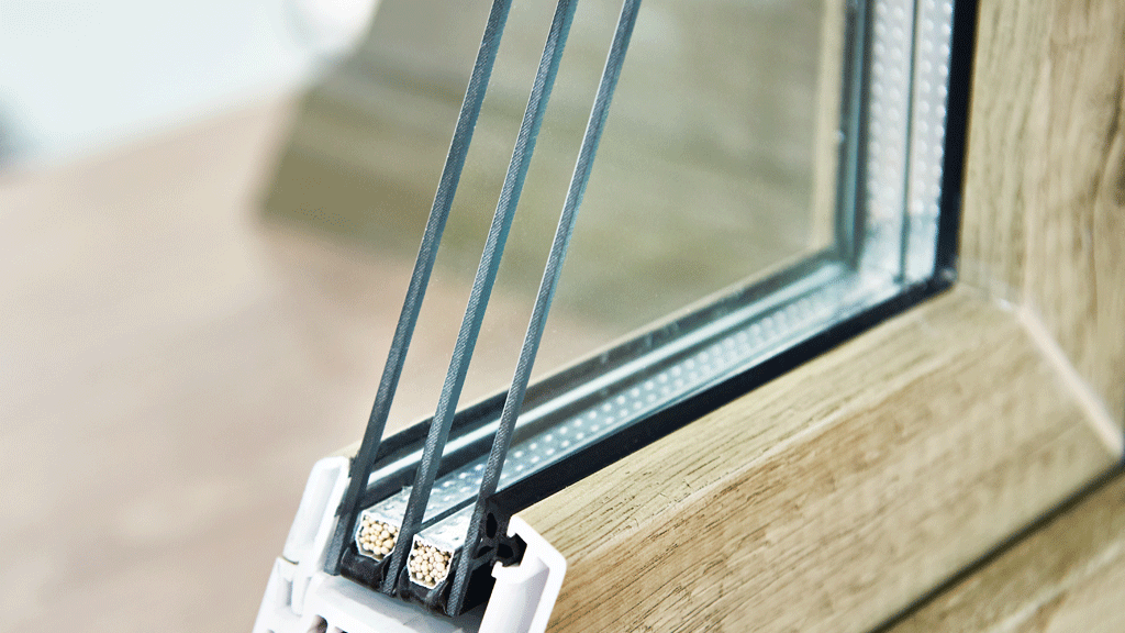 Vue en coupe d'une fenêtre triple vitrage PVC montrant les trois couches de verre et gaz argon